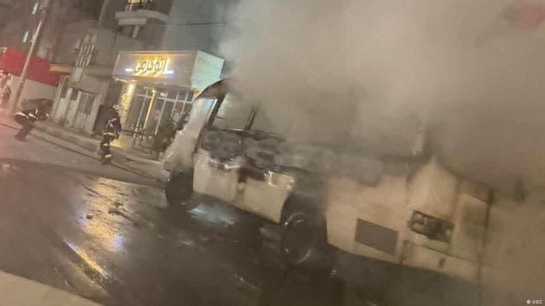 ایران میں احتجاجی مظاہرے کےد وران ایک ویگن میں آگ لگی ہوئی ہے۔ ایران میں احتجاجی مظاہرے کےد وران ایک ویگن میں آگ لگی ہوئی ہے۔