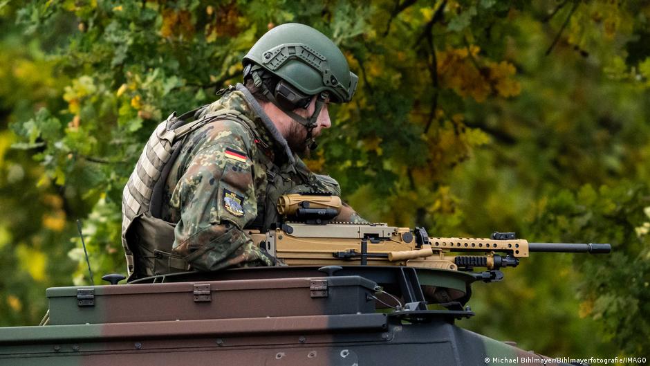 Almanya'da uzun seyahat için ordudan izin şartı kaldırılıyor