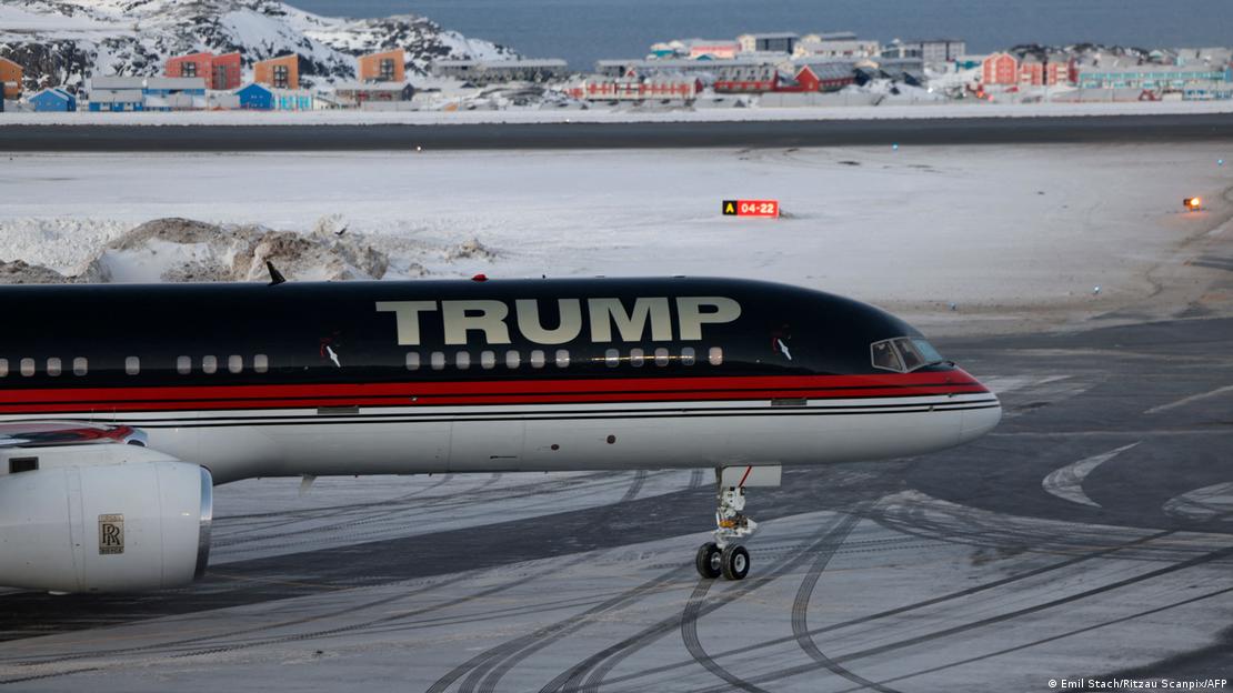 Авион со американскиот бизнисмен Доналд Трамп помладиот пристигнува во Нуук, Гренланд, 7 јануари 2025 година Авион со американскиот бизнисмен Доналд Трамп помладиот пристигнува во Нуук, Гренланд, 7 јануари 2025 година