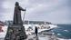 Grënlandë Nuuk 2025 | Një turist duke parë statujën e Hans Egedes Grënlandë Nuuk 2025 | Një turist duke parë statujën e Hans Egedes