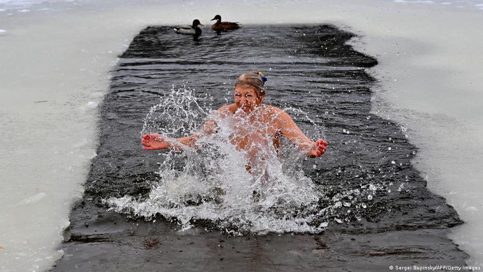 Orthodox Christians plunge into ice-cold religious ritual – DW – 01/07/2026