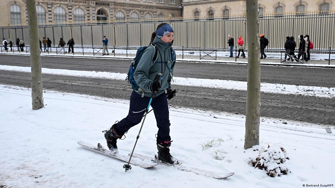 Mulher andando de esqui em uma calçada coberta de neve