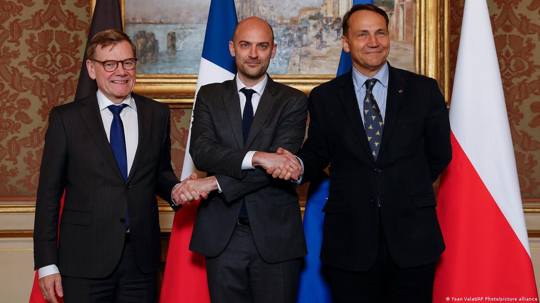 Johann Wadephul, Jean-Noel Barrot i Radosław Sikorski podają sobie ręce Johann Wadephul, Jean-Noel Barrot i Radosław Sikorski podają sobie ręce