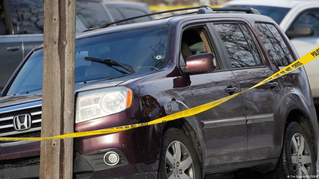 Renee Nicole Good'un öldürüldüğü aracın ön camında bir kurşun deliği görülüyor