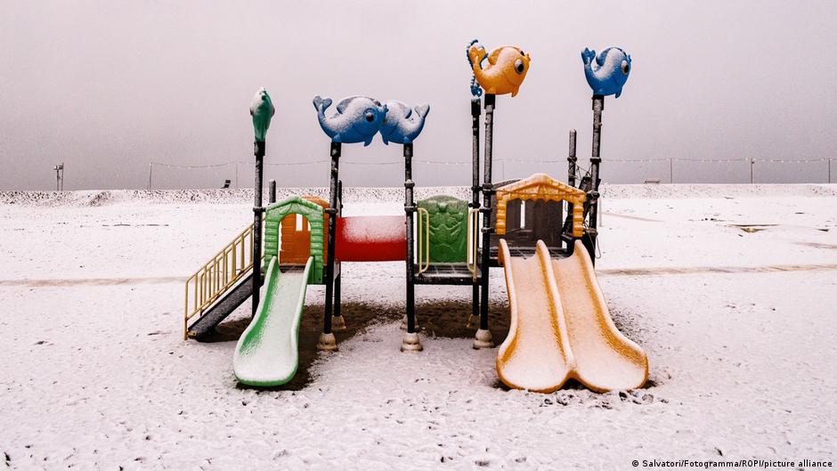 Снігопади в Європі: хаос на дорогах, сніговики на пляжі – DW – 08.01.2026