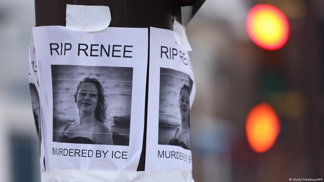 Renee Nicole Good anısına hazırlanan ve üzerinde "ICE tarafından öldürüldü" yazan bir afiş