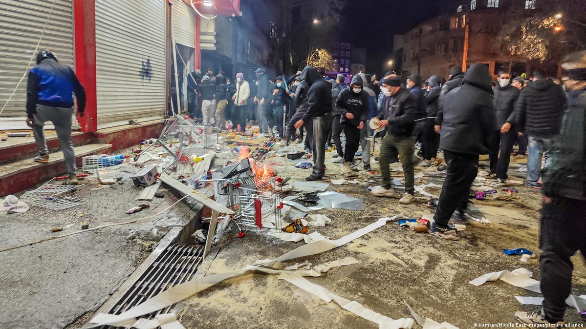 Protestas se expanden en Irán, donde se cortó el internet – DW – 08/01/2026