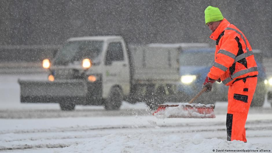 Winter storms Goretti and Elli batter Germany, France, UK – DW – 01