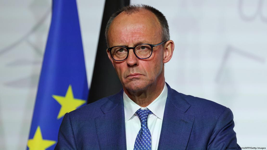 Kancelari Friedrich Merz shikon perpara ndërsa mban një konferencë shtypi pas nënshkrimit të deklaratës për vendosjen e forcës pas armëpushimit në Ukrainë gjatë samitit mbi garancitë e sigurisë për Ukrainën, në Pallatin Elysee në Paris më 6 janar 2026.