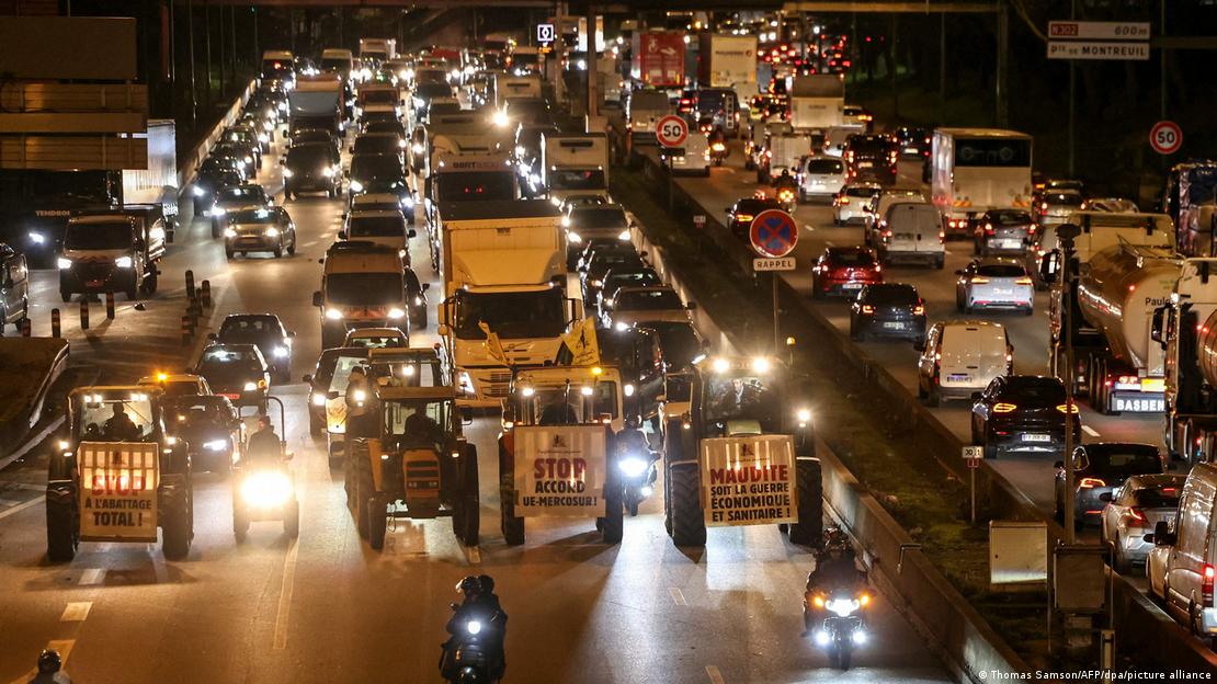 Protesto de agricultores com tratores contra acordo Mercosul-UE Protesto de agricultores com tratores contra acordo Mercosul-UE