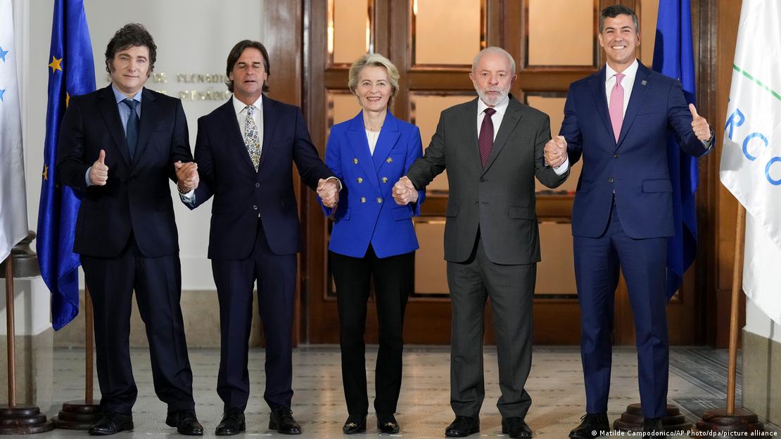 Milei, Lacalle Pou, Von der Leyen, Lula e Santiago Pena de mãos dadas