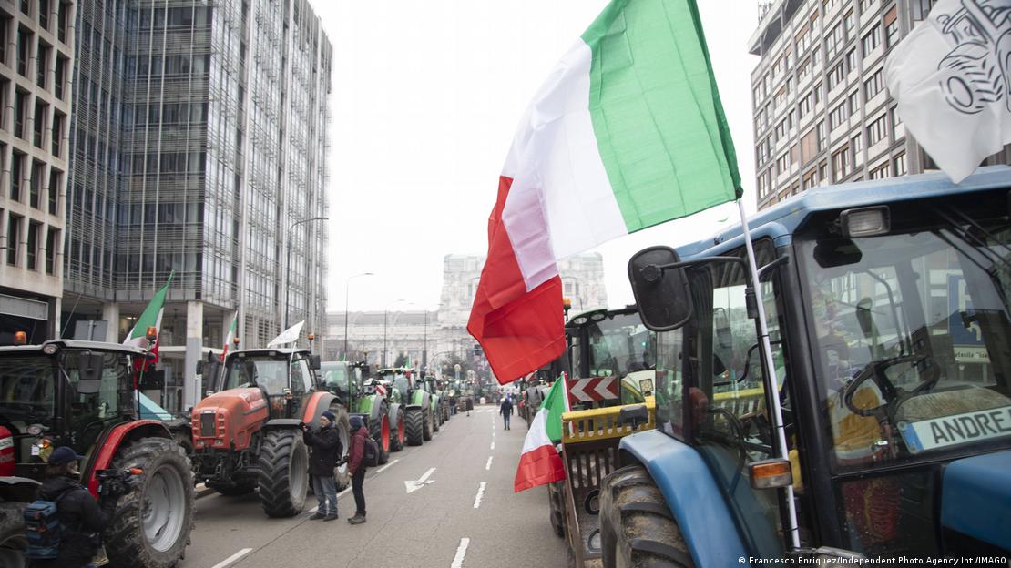 Zahlreiche Traktoren fahren durch Mailand Zahlreiche Traktoren fahren durch Mailand