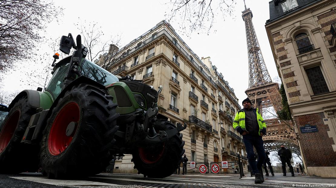 Ein Traktor fährt vor dem Eiffelturm Ein Traktor fährt vor dem Eiffelturm