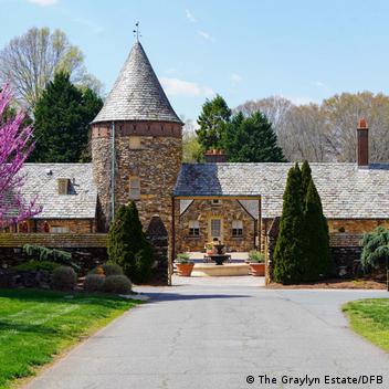 منتجع فندقي في قلعة تاريخية وسط منطقة خضراء بولاية نورث كارولينا - هنا سيقيم منتخب ألمانيا لكرة القدم خلال كأس العالم في صيف 2026. 