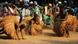 Des danseurs en tenue traditionnelle pendant une cérémonie de vodoun. Des danseurs en tenue traditionnelle pendant une cérémonie de vodoun.