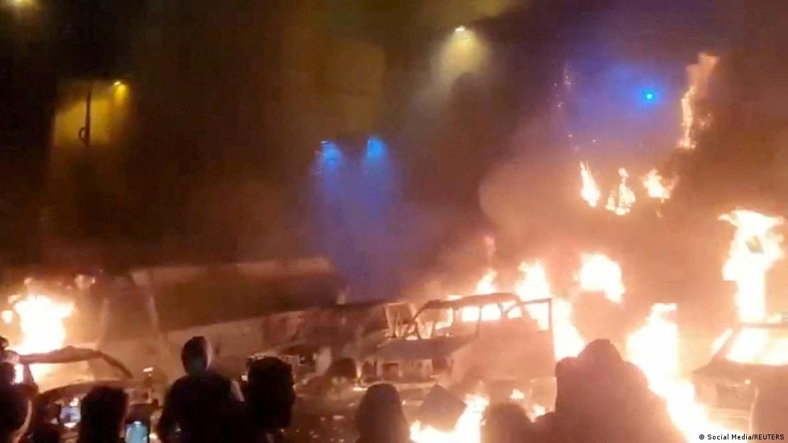 Gjatë protestës në Teheran u është vënë flaka automjeteve në rrugë Gjatë protestës në Teheran u është vënë flaka automjeteve në rrugë