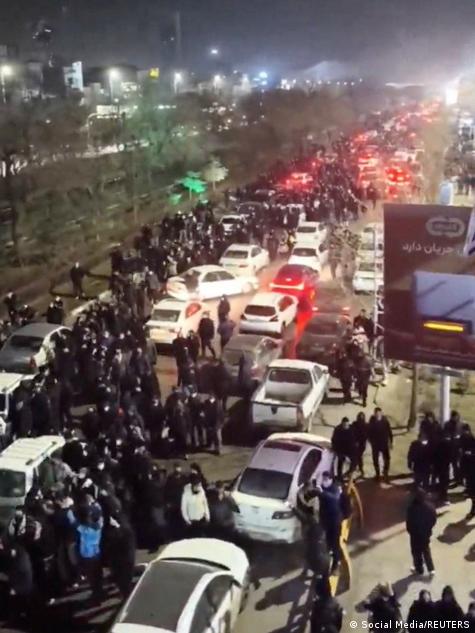 Masë njerëzish duke protestuar në rrugë në qytetin iranian Maschhad. Masë njerëzish duke protestuar në rrugë në qytetin iranian Maschhad.