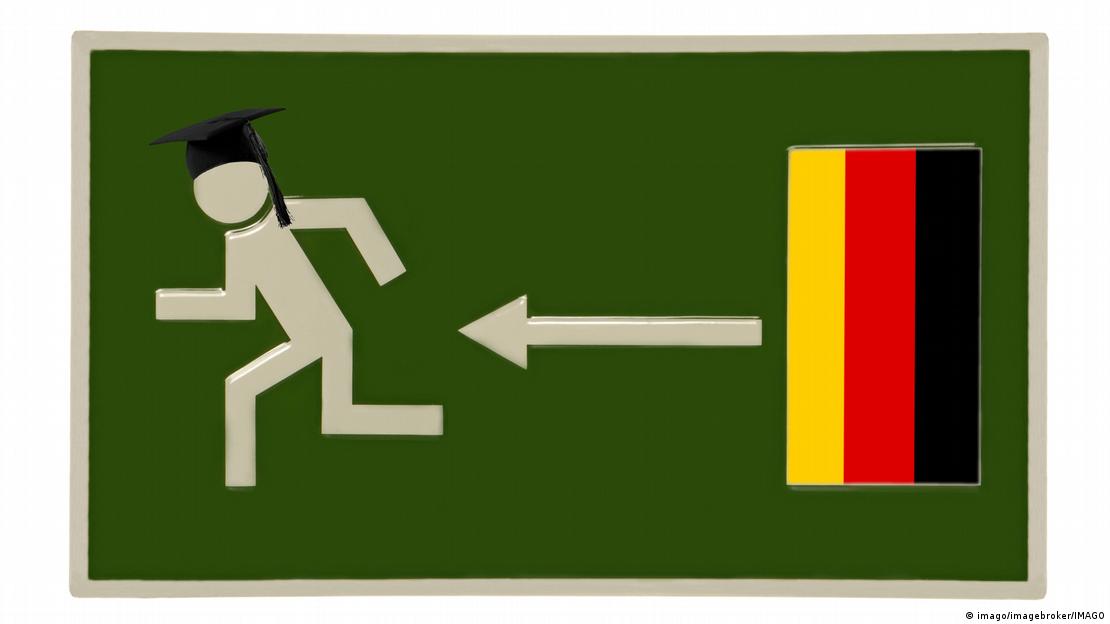 Piktogramm Notausgang mit deutscher Flagge (Symbolbild) Piktogramm Notausgang mit deutscher Flagge (Symbolbild)