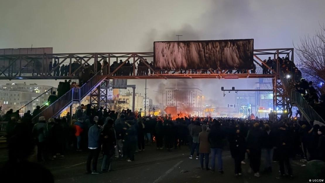 Personas en una manifestación nocturna en Teherán, que fue reprimida ferozmente por el régimen. En enero de 2026, los manifestantes tomaron de nuevo las calles de Teherán, y la represión del régimen fue feroz.Imagen: UGC/DW