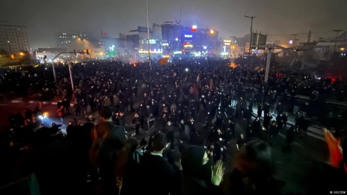 اس تصویر میں ایرانی دارالحکومت تہران میں رات کے وقت ہونے والے احتجاج دکھایا گیا ہے۔