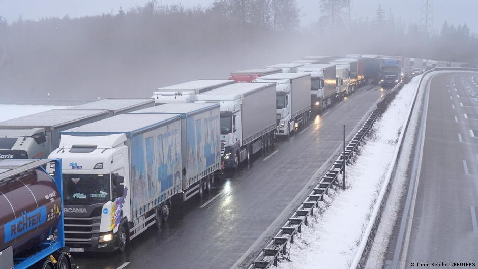 Powrót zimy w Niemczech. Problemy na drogach