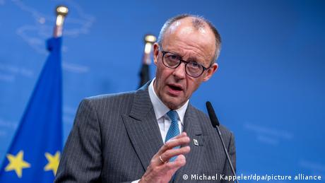 Nach Massenprotesten im Iran fordern Bundeskanzler Friedrich Merz, Frankreichs Präsident Emmanuel Macron sowie der britische Premierminister Keir Starmer die iranischen Behörden dazu auf, von Gewalt abzusehen. 