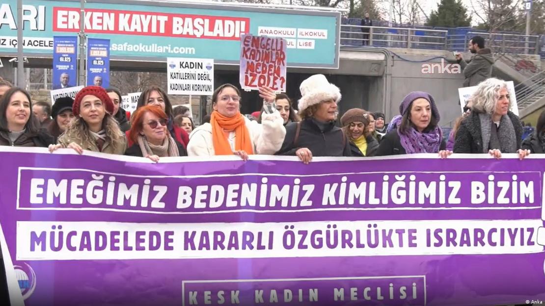 Ankara'daki gösteriden bir kare. Ellerinde döviz ve pankartlarla eylemciler görülüyor