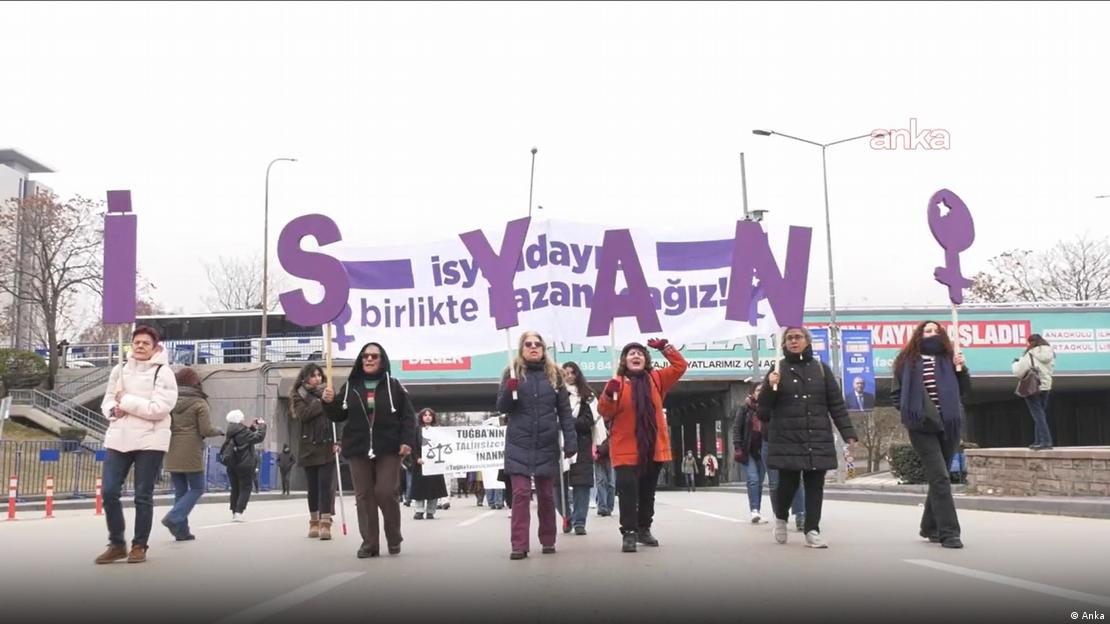 Ankara'da "İsyan" yazılı pankart taşıyan kadınlar