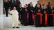 El Papa saluda al pasar junto a varios cardenales. El Papa saluda al pasar junto a varios cardenales.