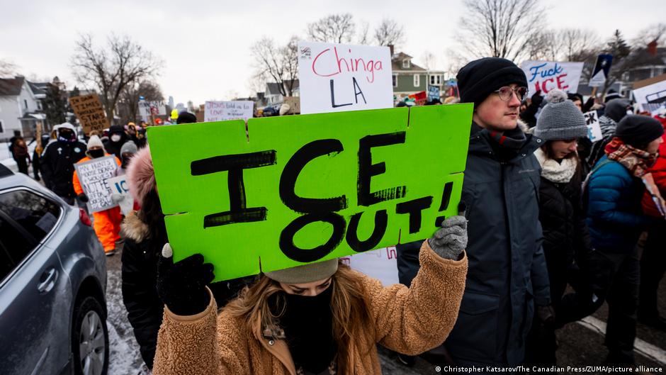 Tens of thousands protest in Minnesota after ICE killing – DW – 01