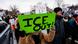 Manifstantes exibe cartaz onde se lê "Fora ICE" em Minneapolis Manifstantes exibe cartaz onde se lê "Fora ICE" em Minneapolis