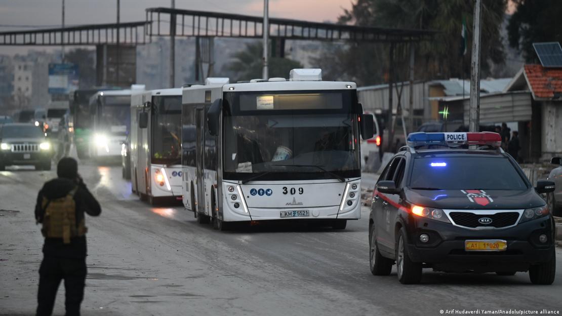 Türkiye'nin PKK ile bağlantılı gördüğü YPG'nin militanları hafta sonu otobüslerle Şeyh Maksud semtinden otobüslerle ayrılırken
