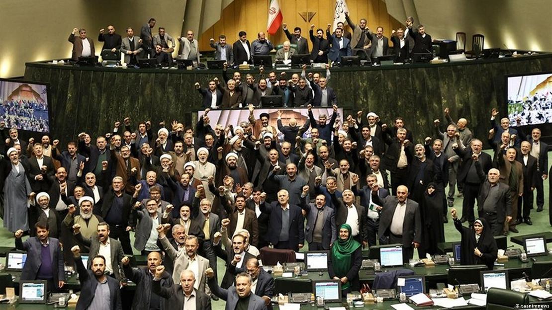 Miembros de la Asamblea Consultiva Islámica corean consignas tras el discurso del presidente del Parlamento condenando las acciones terroristas en el país