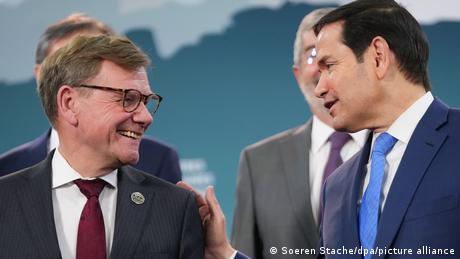 Ο Bάντεφουλ στις ΗΠΑ με "νατοϊκή" πρόταση για Γροιλανδία