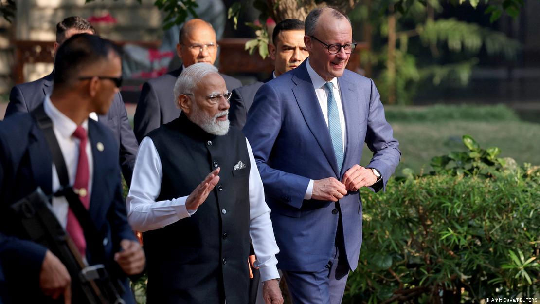 جرمن چانسلر فریڈرش میرس دورہ بھارت کے موقع پر وزیر اعظم نریندر مودی کے ہمراہ جرمن چانسلر فریڈرش میرس دورہ بھارت کے موقع پر وزیر اعظم نریندر مودی کے ہمراہ