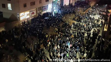 Die Berichte über die staatliche Gewalt bei den Demonstrationen im Iran schockieren den Generalsekretär der Vereinten Nationen António Guterres, der sich in einer Stellungnahme für die Versammlungs- und Meinungsfreiheit ausspricht