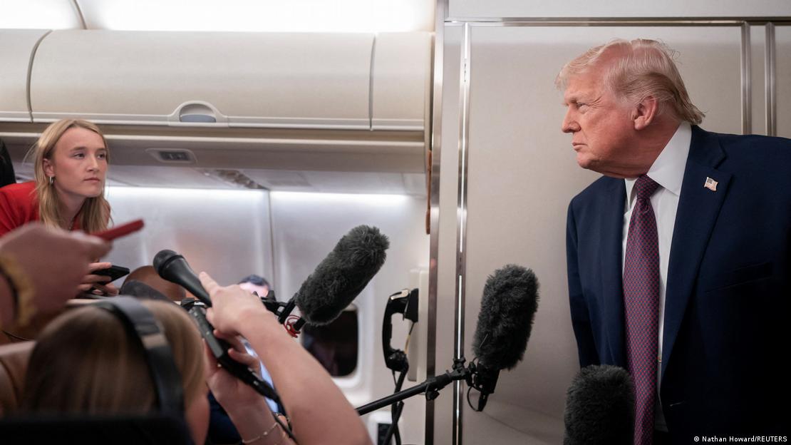 O presidente Donald Trump conversa com membros da imprensa a bordo do Air Force One.