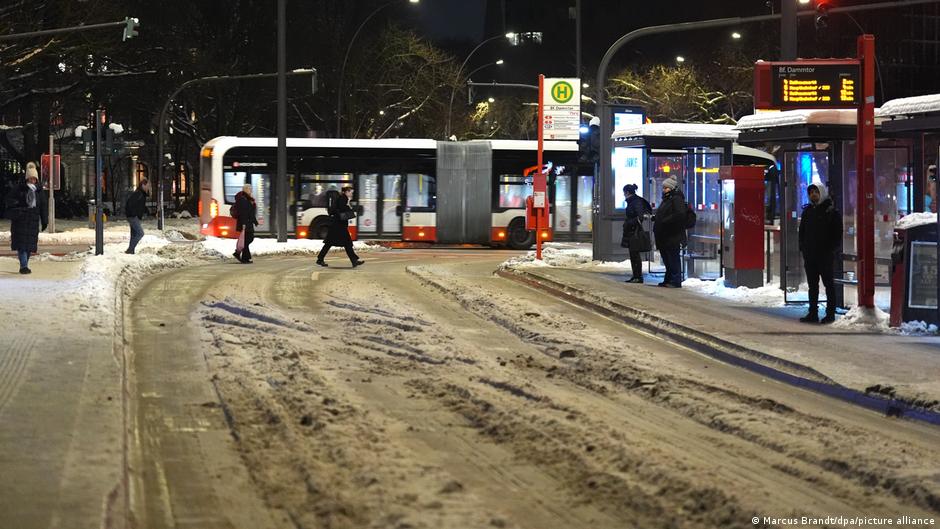 Germany news: Ice warnings force closure of schools