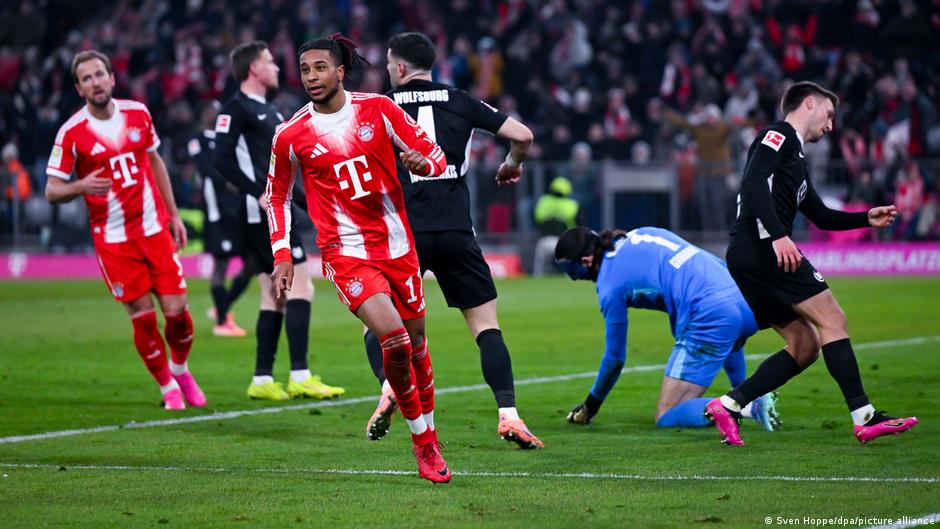 Fu-ball-Bundesliga-FC-Bayern-ohne-Gnade-gegen-Wolfsburg