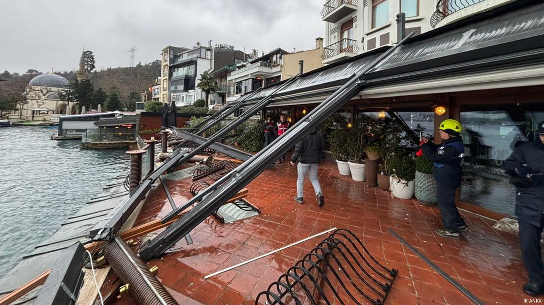 Bebek Otel'deki yıkım kararı İstanbul Büyükşehir Belediyesi (İBB) çalışanları tarafından gerçekleştirilirken 