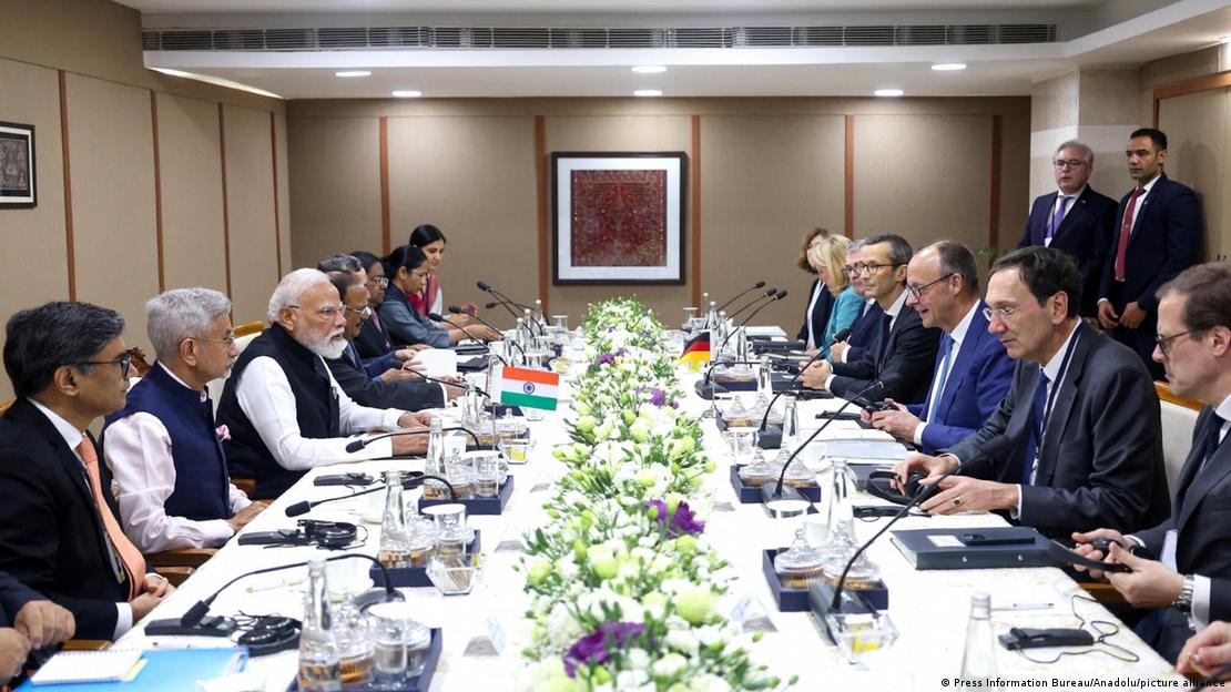 بھارتی وزیراعظم نریندر مودی اور جرمن چانسلر فریڈرِش میرس احمد آباد میں دوطرفہ ملاقات میں شریک ہوئے