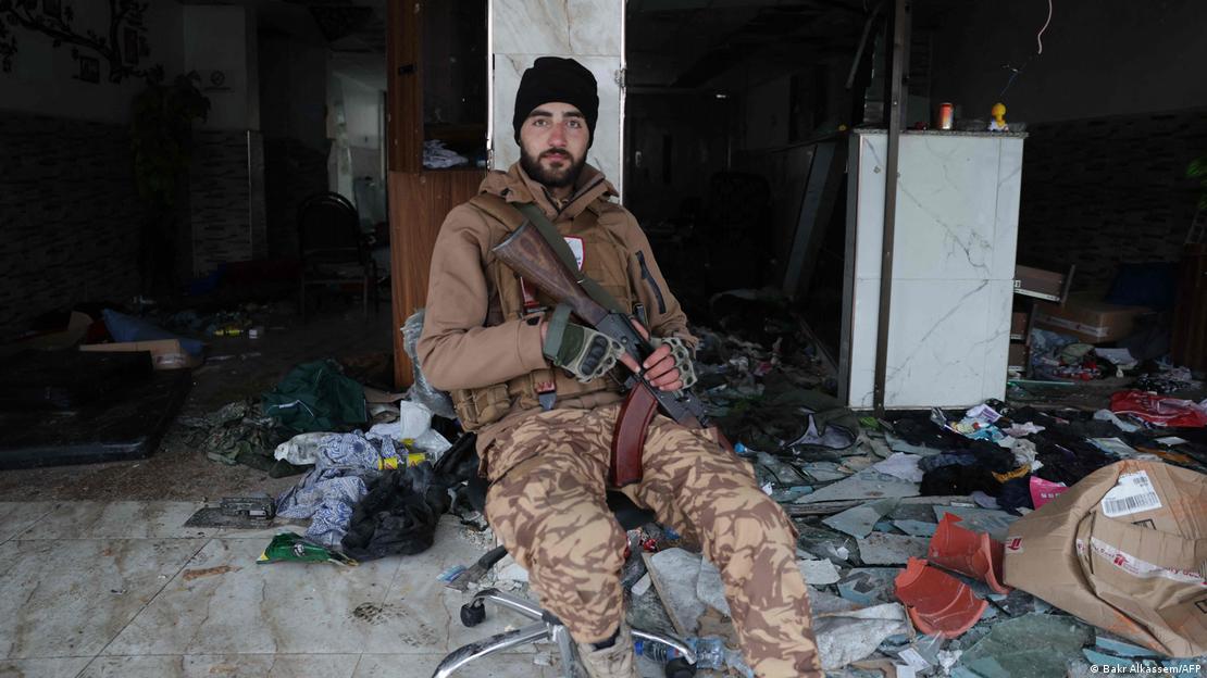 Suriye'nin Halep kentindeki Şeyh Maksud semtinde Şam yönetimine bağlı bir Suriyeli asker harabe içindeki bir binada oturmuş dinlenirken