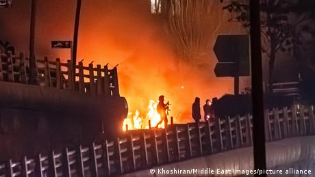 Der Iran spricht offiziell von 3117 Todesopfer bei den Protesten, Menschenrechtsorganisationen gehen von höheren Zahlen aus. Der Iran spricht offiziell von 3117 Todesopfer bei den Protesten, Menschenrechtsorganisationen gehen von höheren Zahlen aus.