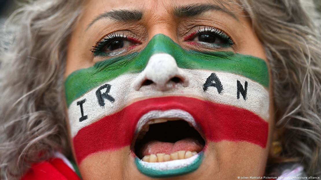 Paris'te yüzüne İran bayrağı çizmiş bir kadın gösterici 