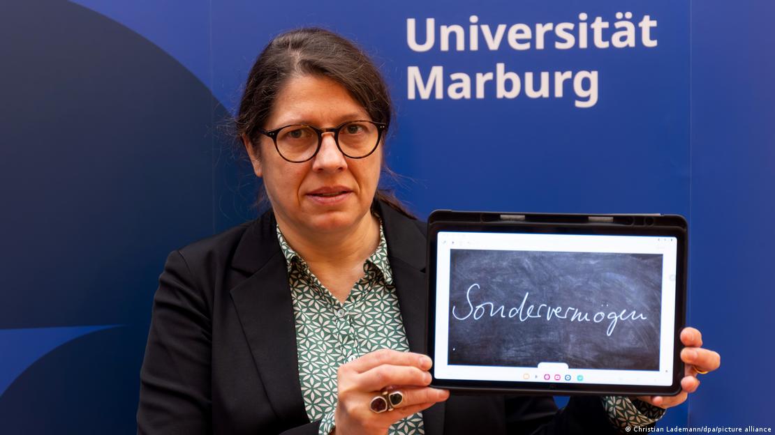 ماربرگ کی فلپس یونیورسٹی کے ادارہ برائے جرمن لسانیات کی پروفیسر کونسٹانسے اشپیس جرمن زبان کے سال 2025ء کے ’بدترین لفظ‘ کا اعلان کرتے ہوئے