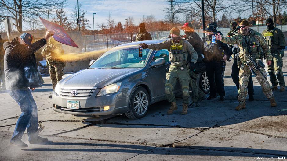 Limitan "tácticas agresivas" de agentes de ICE en Minnesota