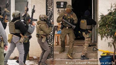 Πώς στρατολογούνται οι πράκτορες της ICE;