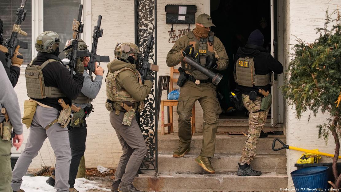 Agentes del ICE durante una redada en Minneapolis.