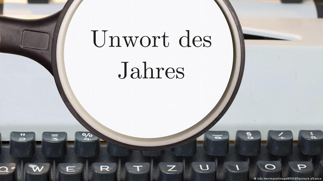 جرمن زبان میں ہر سال منتخب کیے جانے والے نئے بدترین لفظ کو Unwort des Jahres یعنی سال کا سب سے برا لفظ یا ’نان ورڈ آف دا ایئر‘ کہتے ہیں، ایک ٹائپ رائٹر اور ایک محدب عدسے کی علامتی تصویر