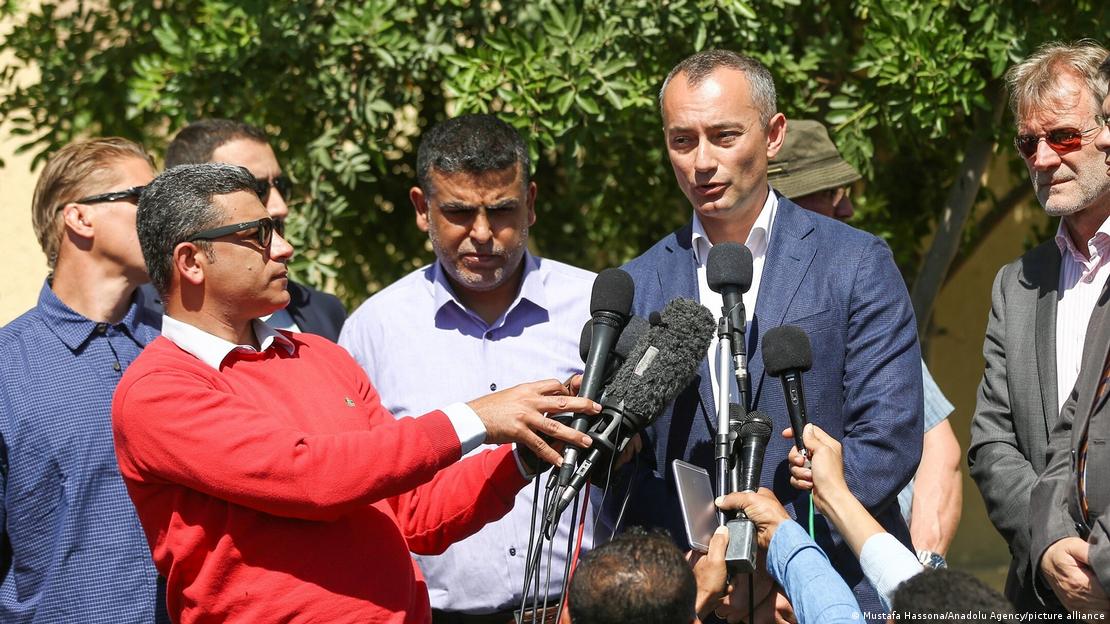 Nickolay Mladenov (CR), Coordenador Especial da ONU para o Processo de Paz no Oriente Médio, discursa durante uma coletiva de imprensa em Khan Yunis, Gaza, em 2019.